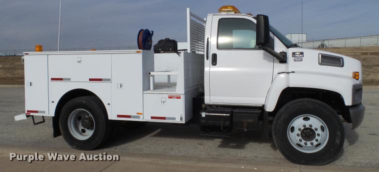 image for item L1748 2005 Chevrolet C7500 service truck
