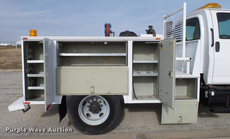 image for item L1748 2005 Chevrolet C7500 service truck