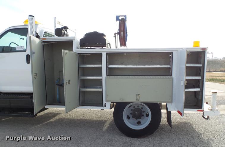 image for item L1748 2005 Chevrolet C7500 service truck
