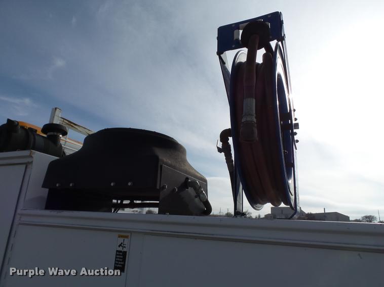 image for item L1748 2005 Chevrolet C7500 service truck