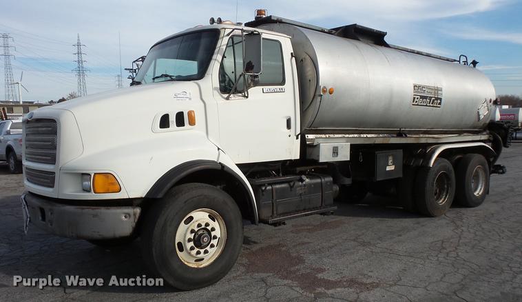 image for item L3587 1997 Ford LT8513 Louisville 113 oil distributor truck