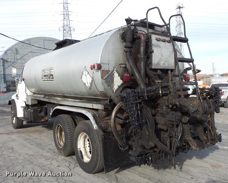 image for item L3587 1997 Ford LT8513 Louisville 113 oil distributor truck