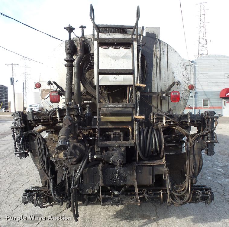 image for item L3587 1997 Ford LT8513 Louisville 113 oil distributor truck