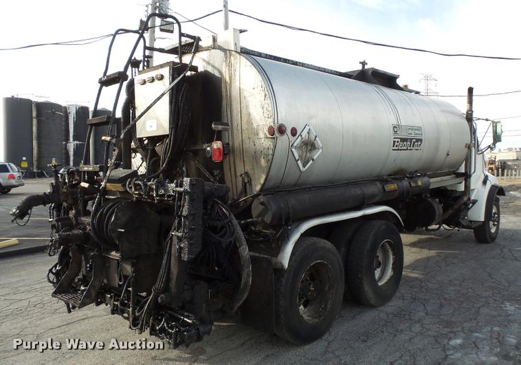 image for item L3587 1997 Ford LT8513 Louisville 113 oil distributor truck