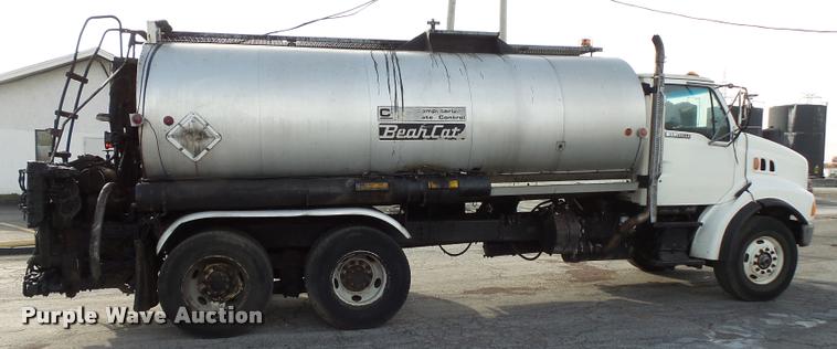 image for item L3587 1997 Ford LT8513 Louisville 113 oil distributor truck