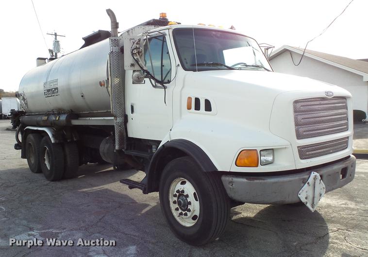 image for item L3587 1997 Ford LT8513 Louisville 113 oil distributor truck