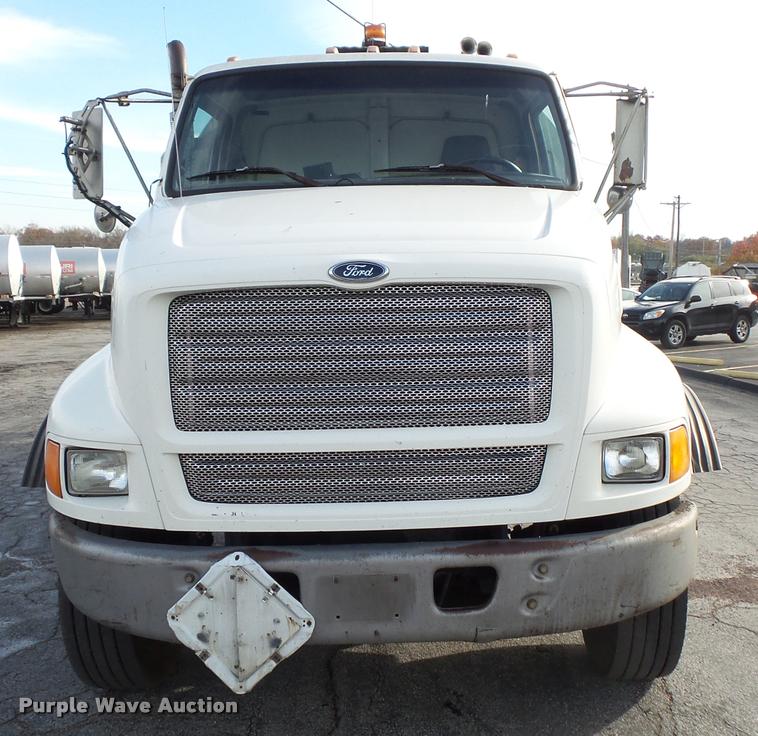 image for item L3587 1997 Ford LT8513 Louisville 113 oil distributor truck