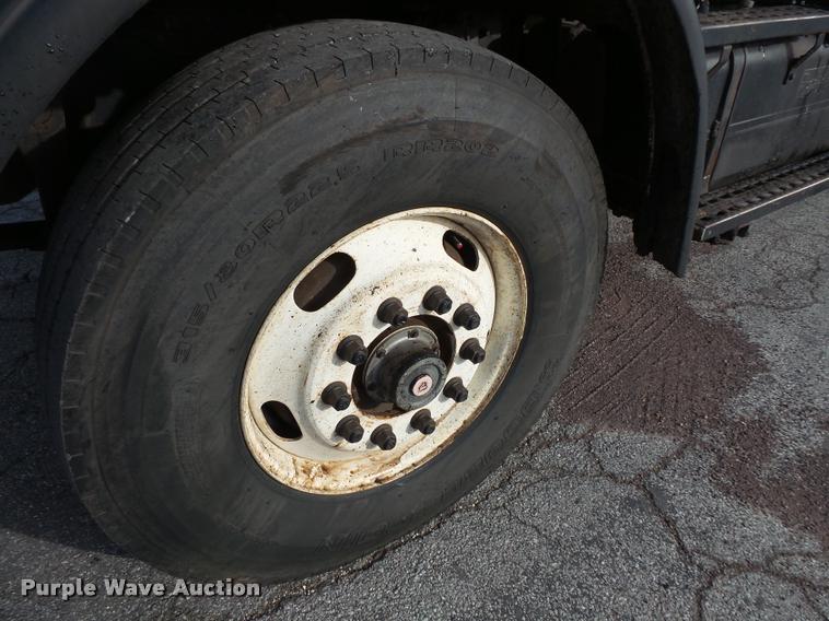 image for item L3587 1997 Ford LT8513 Louisville 113 oil distributor truck