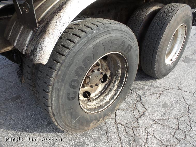 image for item L3587 1997 Ford LT8513 Louisville 113 oil distributor truck