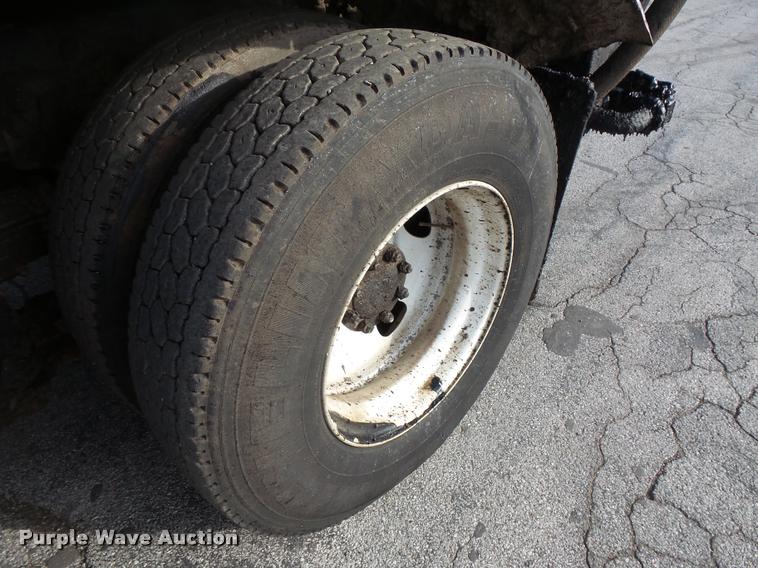 image for item L3587 1997 Ford LT8513 Louisville 113 oil distributor truck