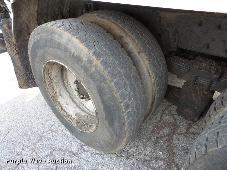 image for item L3587 1997 Ford LT8513 Louisville 113 oil distributor truck