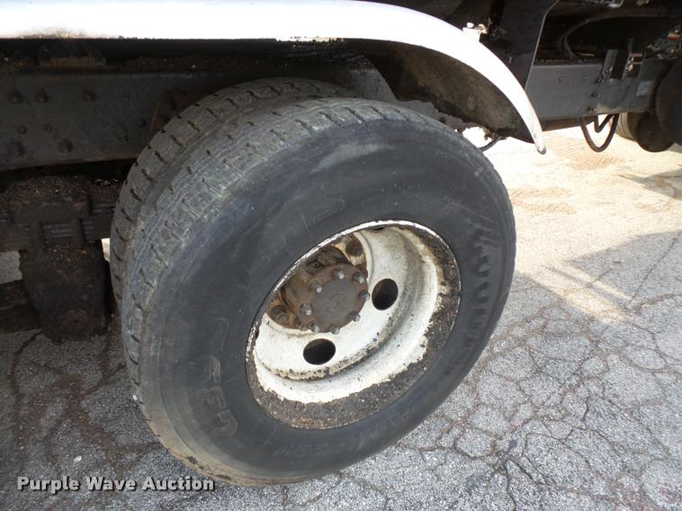 image for item L3587 1997 Ford LT8513 Louisville 113 oil distributor truck