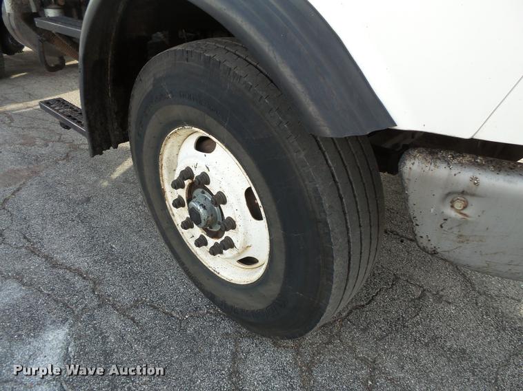 image for item L3587 1997 Ford LT8513 Louisville 113 oil distributor truck