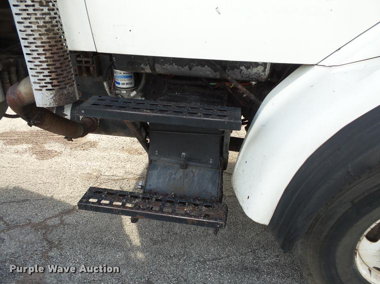 image for item L3587 1997 Ford LT8513 Louisville 113 oil distributor truck