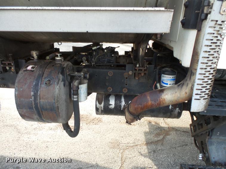 image for item L3587 1997 Ford LT8513 Louisville 113 oil distributor truck