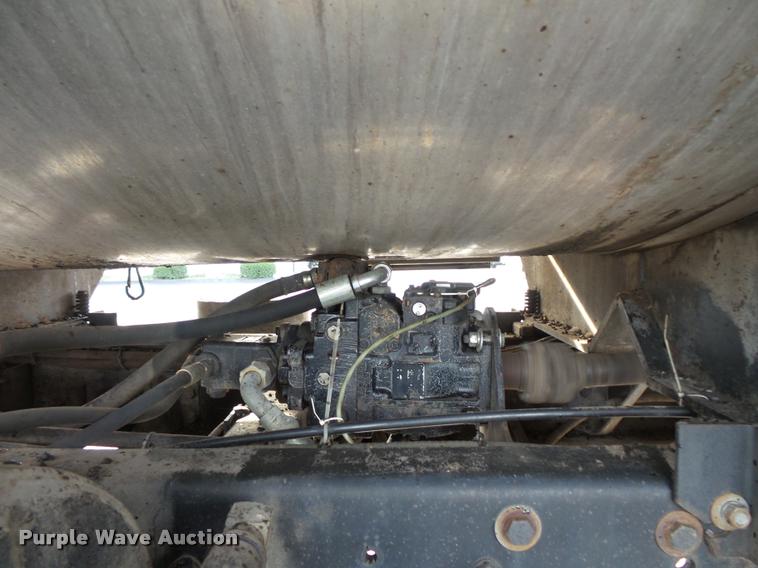 image for item L3587 1997 Ford LT8513 Louisville 113 oil distributor truck