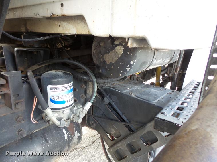 image for item L3587 1997 Ford LT8513 Louisville 113 oil distributor truck