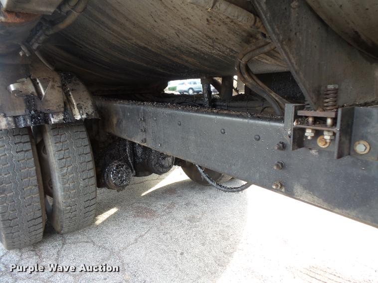 image for item L3587 1997 Ford LT8513 Louisville 113 oil distributor truck