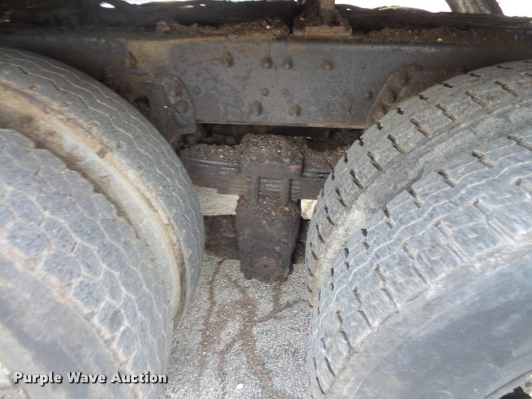 image for item L3587 1997 Ford LT8513 Louisville 113 oil distributor truck