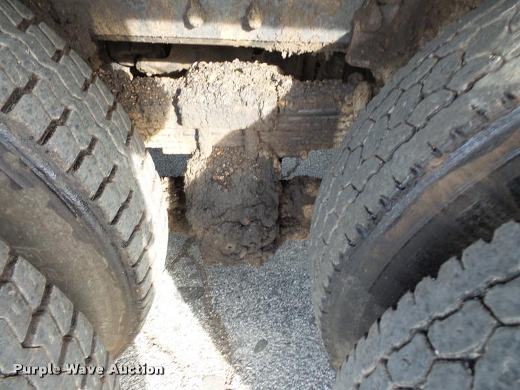 image for item L3587 1997 Ford LT8513 Louisville 113 oil distributor truck