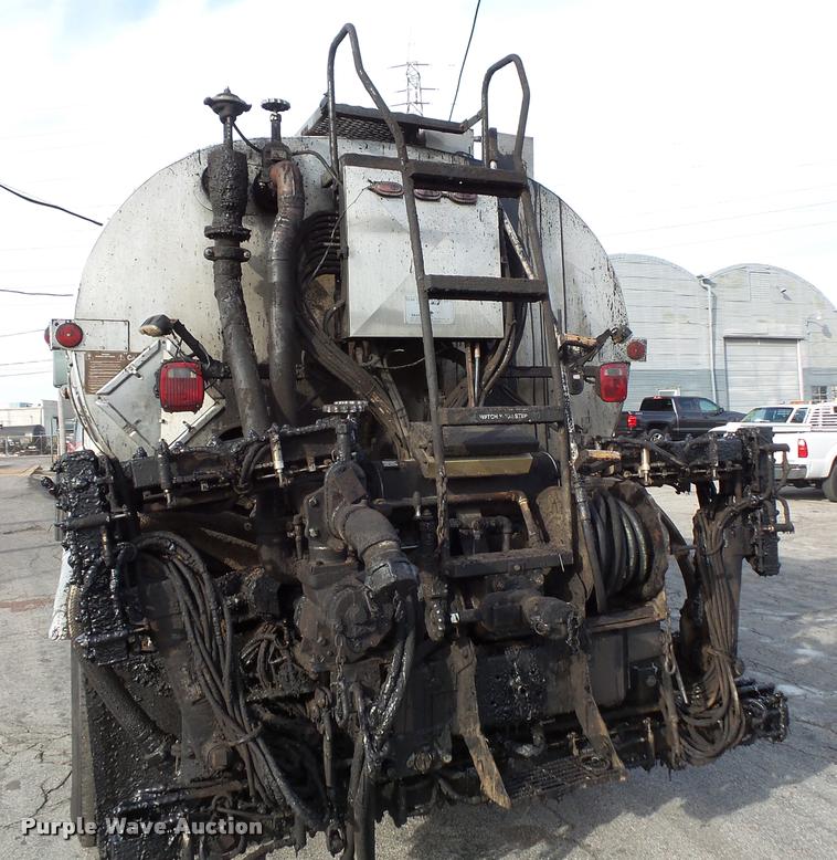 image for item L3587 1997 Ford LT8513 Louisville 113 oil distributor truck