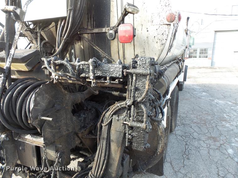 image for item L3587 1997 Ford LT8513 Louisville 113 oil distributor truck