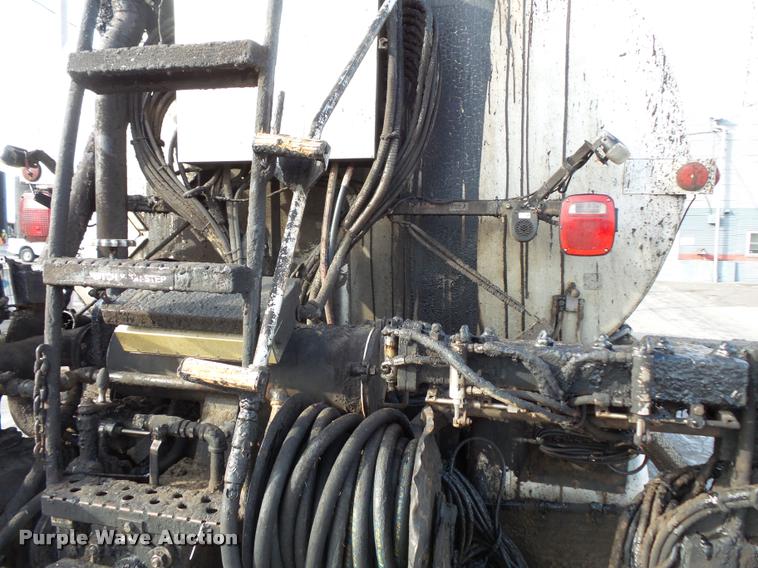 image for item L3587 1997 Ford LT8513 Louisville 113 oil distributor truck