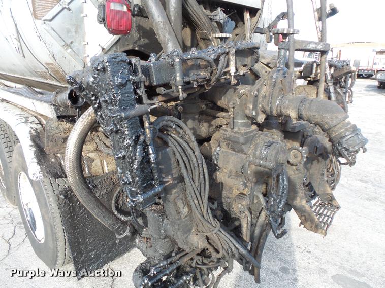 image for item L3587 1997 Ford LT8513 Louisville 113 oil distributor truck