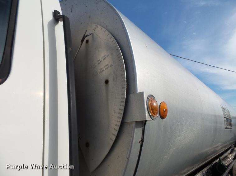 image for item L3587 1997 Ford LT8513 Louisville 113 oil distributor truck