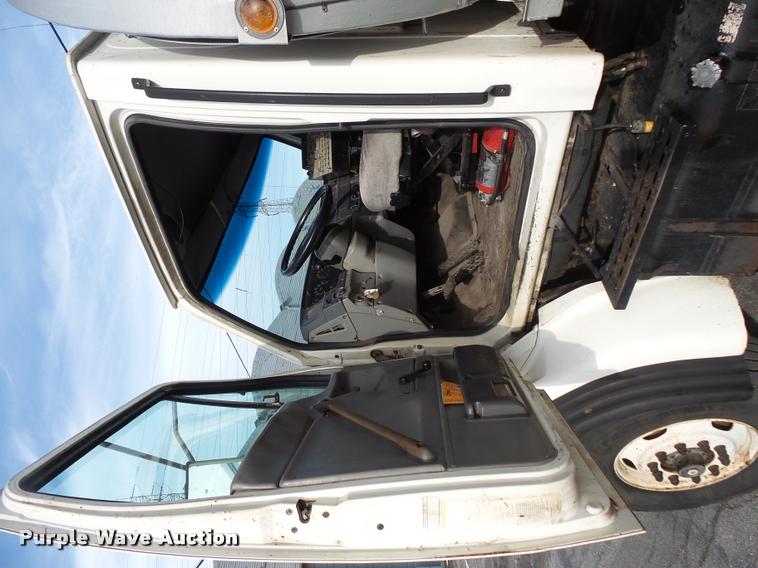 image for item L3587 1997 Ford LT8513 Louisville 113 oil distributor truck