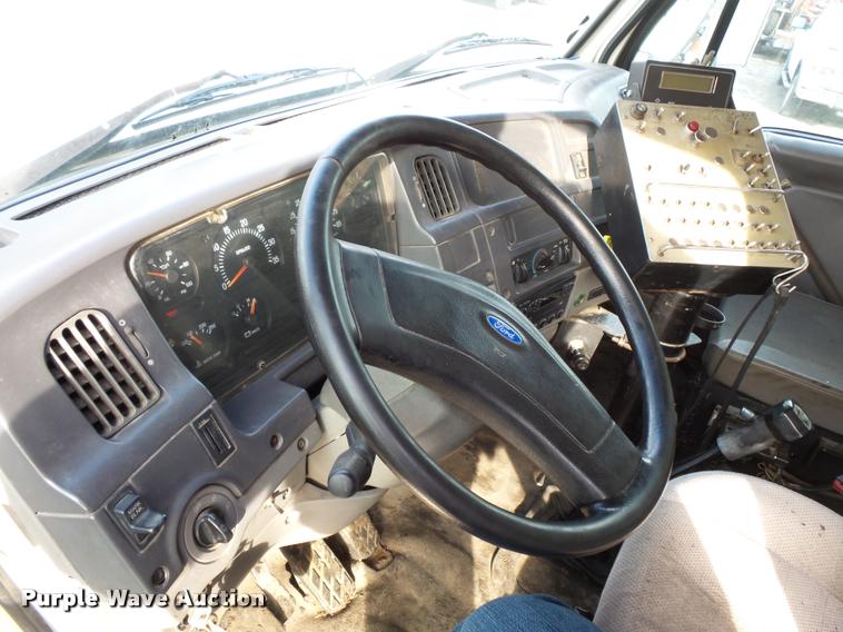 image for item L3587 1997 Ford LT8513 Louisville 113 oil distributor truck