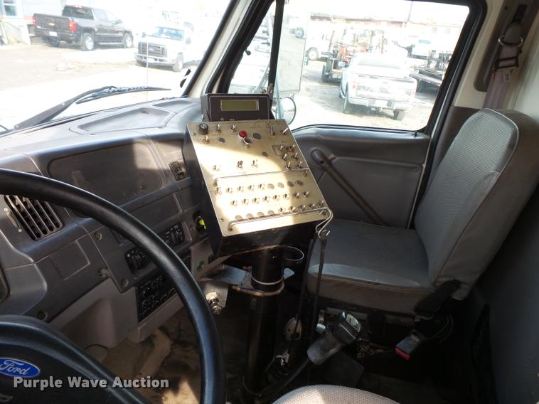 image for item L3587 1997 Ford LT8513 Louisville 113 oil distributor truck