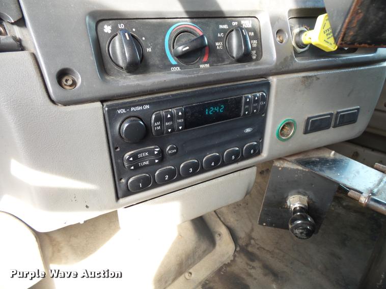 image for item L3587 1997 Ford LT8513 Louisville 113 oil distributor truck