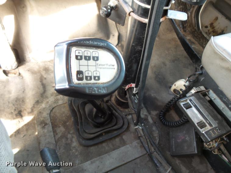 image for item L3587 1997 Ford LT8513 Louisville 113 oil distributor truck