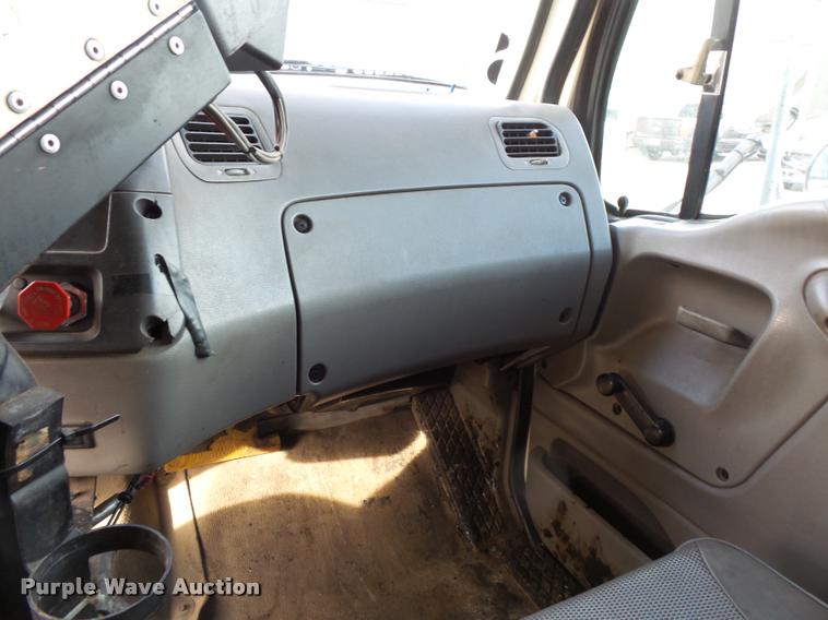 image for item L3587 1997 Ford LT8513 Louisville 113 oil distributor truck