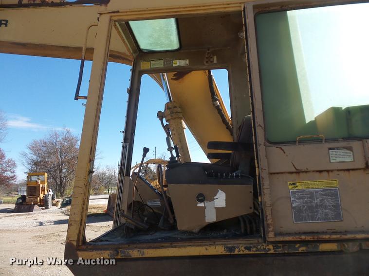 image for item L3592 Caterpillar 215B excavator