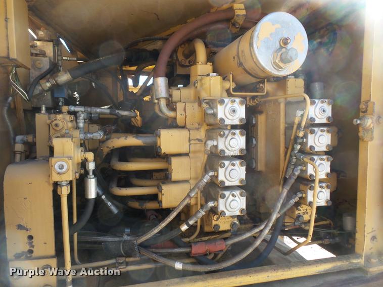 image for item L3592 Caterpillar 215B excavator