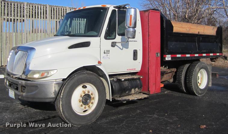 image for item L3607 2003 International DuraStar 4300 hooklift / roll off truck