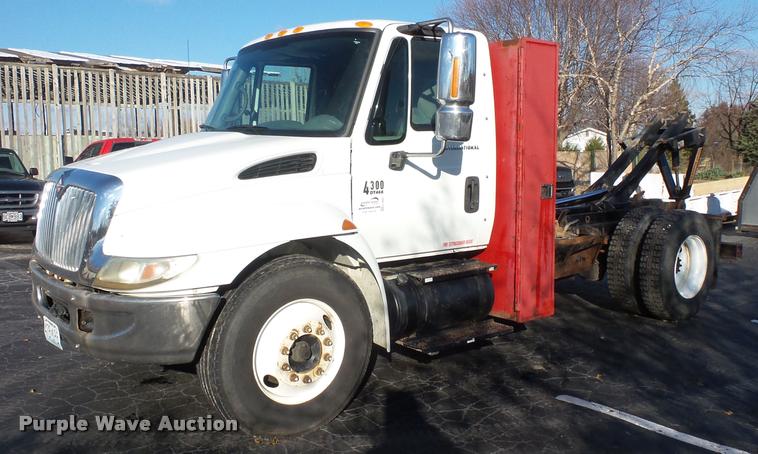 image for item L3607 2003 International DuraStar 4300 hooklift / roll off truck