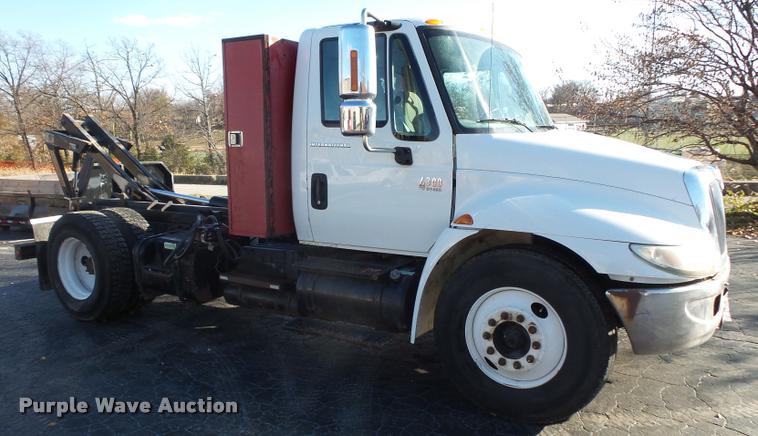 image for item L3607 2003 International DuraStar 4300 hooklift / roll off truck