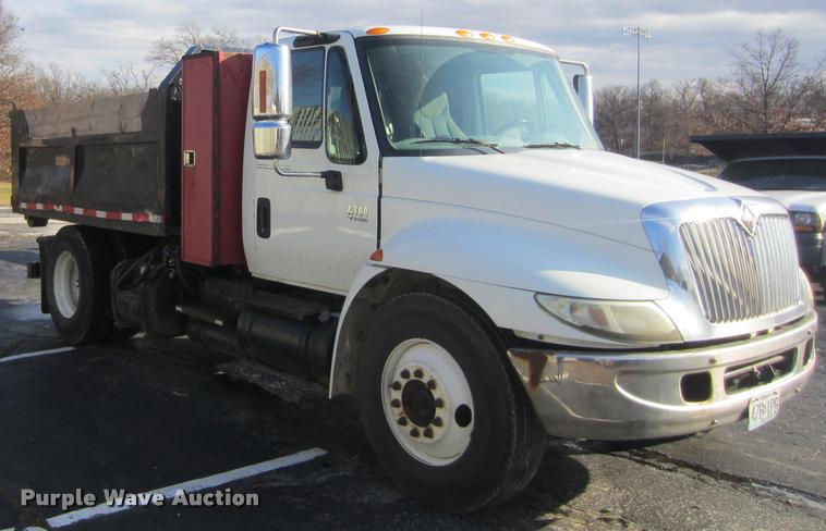 image for item L3607 2003 International DuraStar 4300 hooklift / roll off truck