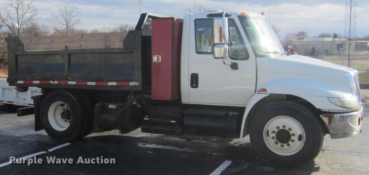 image for item L3607 2003 International DuraStar 4300 hooklift / roll off truck
