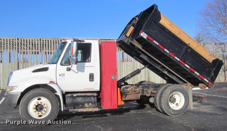 image for item L3607 2003 International DuraStar 4300 hooklift / roll off truck