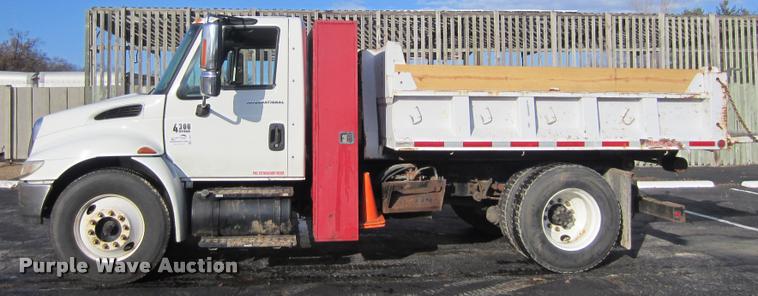 image for item L3607 2003 International DuraStar 4300 hooklift / roll off truck