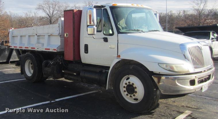 image for item L3607 2003 International DuraStar 4300 hooklift / roll off truck