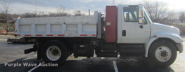 image for item L3607 2003 International DuraStar 4300 hooklift / roll off truck