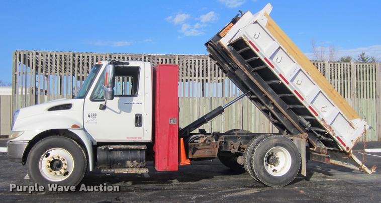 image for item L3607 2003 International DuraStar 4300 hooklift / roll off truck