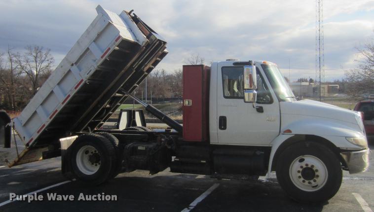 image for item L3607 2003 International DuraStar 4300 hooklift / roll off truck