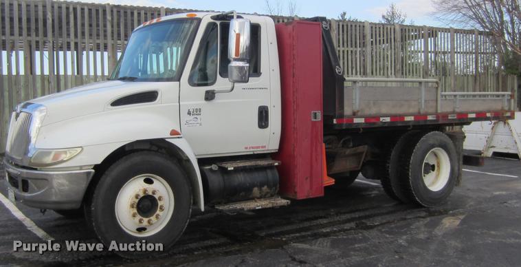 image for item L3607 2003 International DuraStar 4300 hooklift / roll off truck