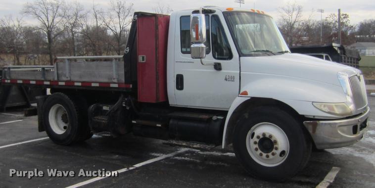 image for item L3607 2003 International DuraStar 4300 hooklift / roll off truck
